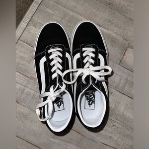 Women’s Van’s tennis shoes